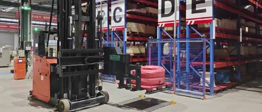 사례 | 자동 출입고 및 생산 라인 자동 연결이동, Multiway 로봇이 유명 전기 생산 기업의 물류 자동화 업그레이드를 지원하였습니다.